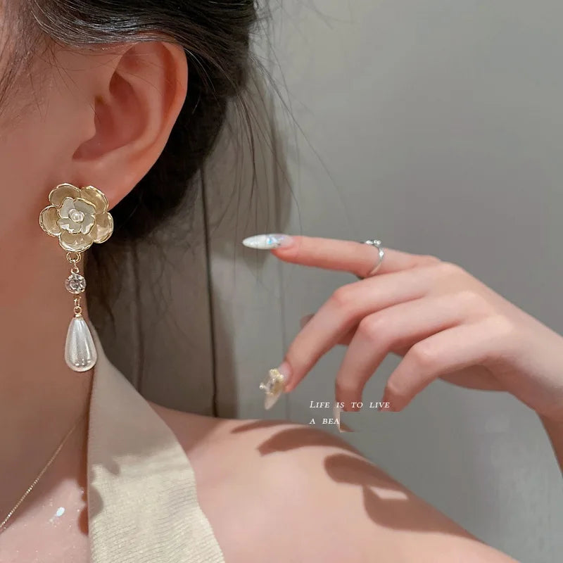 Women earring cc style ladies Vintage Black Camellia Earrings with rhinestone Fashion Earrings with Simple Bowknot Earrings