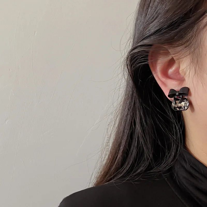 Women earring cc style ladies Vintage Black Camellia Earrings with rhinestone Fashion Earrings with Simple Bowknot Earrings