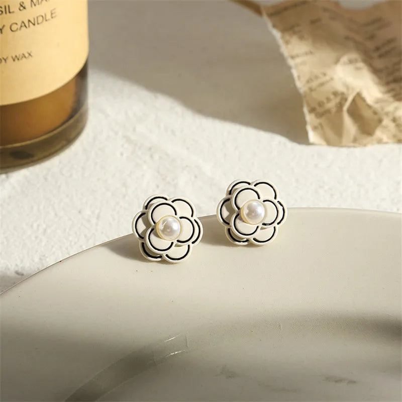 Women earring cc style ladies Vintage Black Camellia Earrings with rhinestone Fashion Earrings with Simple Bowknot Earrings