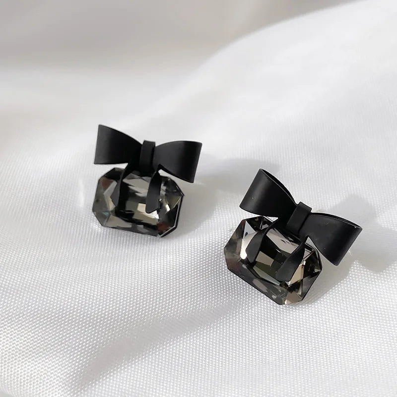 Women earring cc style ladies Vintage Black Camellia Earrings with rhinestone Fashion Earrings with Simple Bowknot Earrings