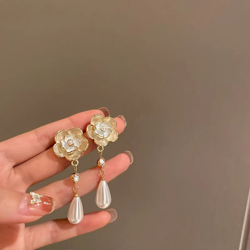 Women earring cc style ladies Vintage Black Camellia Earrings with rhinestone Fashion Earrings with Simple Bowknot Earrings