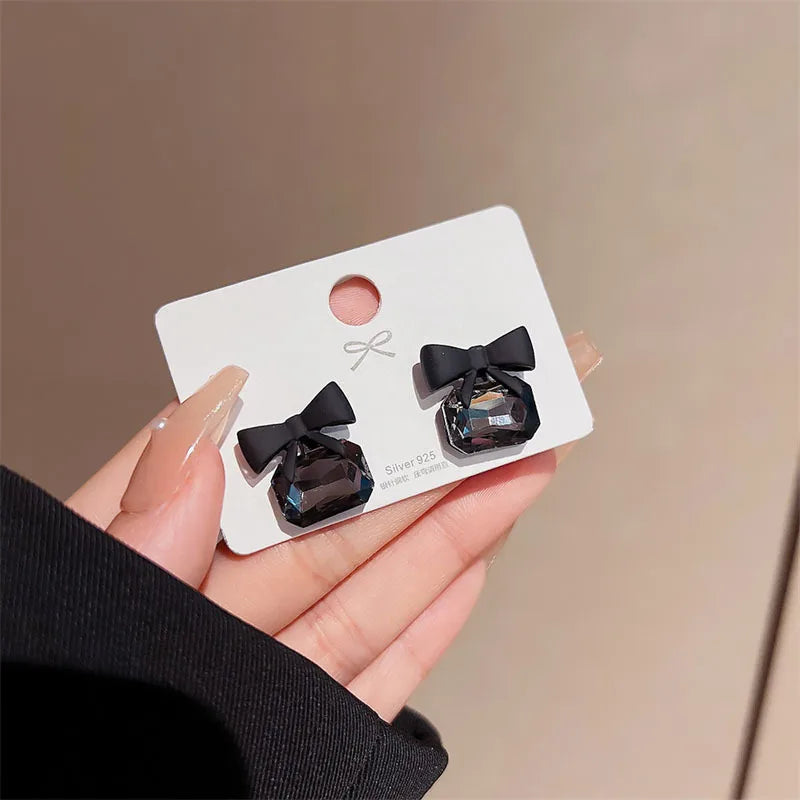 Women earring cc style ladies Vintage Black Camellia Earrings with rhinestone Fashion Earrings with Simple Bowknot Earrings