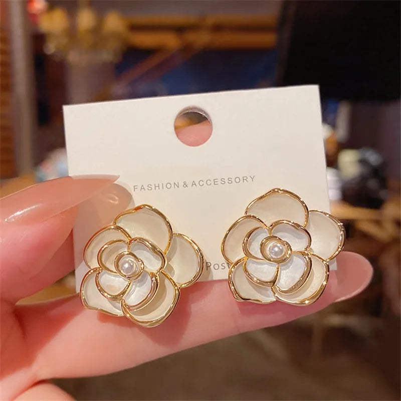 Women earring cc style ladies Vintage Black Camellia Earrings with rhinestone Fashion Earrings with Simple Bowknot Earrings