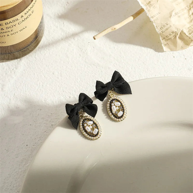Women earring cc style ladies Vintage Black Camellia Earrings with rhinestone Fashion Earrings with Simple Bowknot Earrings