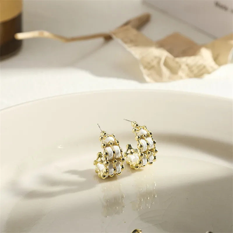 Women earring cc style ladies Vintage Black Camellia Earrings with rhinestone Fashion Earrings with Simple Bowknot Earrings