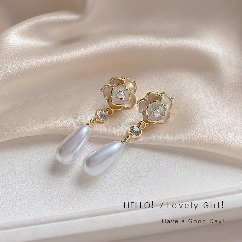 Women earring cc style ladies Vintage Black Camellia Earrings with rhinestone Fashion Earrings with Simple Bowknot Earrings