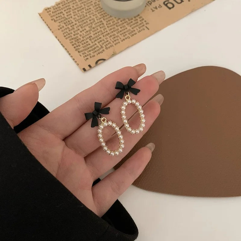Women earring cc style ladies Vintage Black Camellia Earrings with rhinestone Fashion Earrings with Simple Bowknot Earrings